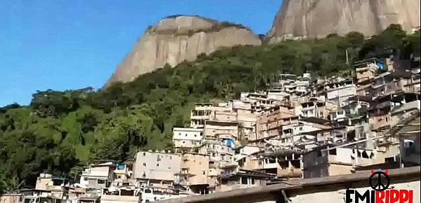  Patricinha sobe o morro da Rocinha para chupar cafufu favelado